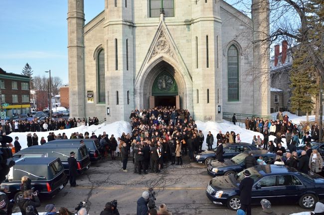 La Cathédrale de Trois-Rivières était bondée. Plus de 1500 personnes s'y étaient entassées pour rendre un dernier hommage à Roxanne et Raphaëlle Boisvert et Jessy Chevalier.