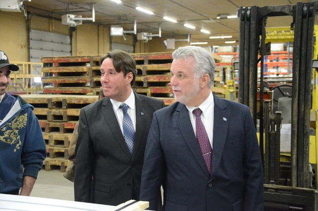 Le chef libéral Philippe Couillard (à droite) a visité l’entreprise de fabrication de clous Duchesne, à Yamachiche, en compagnie du candidat dans Maskinongé, Marc H. Plante (à gauche).