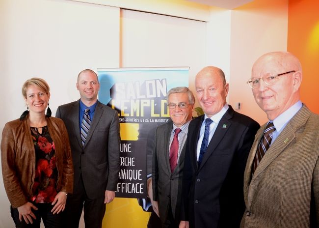 De gauche à droite: Geneviève Hardy, présidente d’honneur du Salon de l’emploi de Trois-Rivières, Martin Duchesneau, du CLD de Shawinigan, Réjean Hardy, président d’IDE, Yves Lévesque, maire de Trois-Rivières, et Yves Marchand, directeur général d’IDE. 