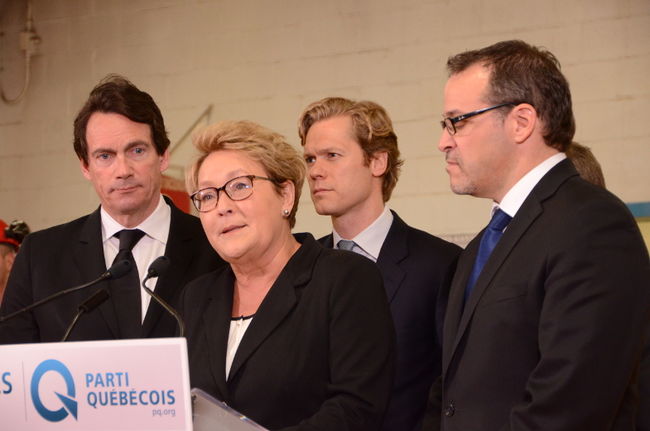 La première ministre Pauline Marois était à Trois-Rivières lundi matin, avec Pierre Karl Péladeau (à gauche), candidat dans Saint-Jérôme, Alexis Deschênes (au centre), candidat dans Trois-Rivières, et Simon Prévost (à droite), candidat dans Montarville.