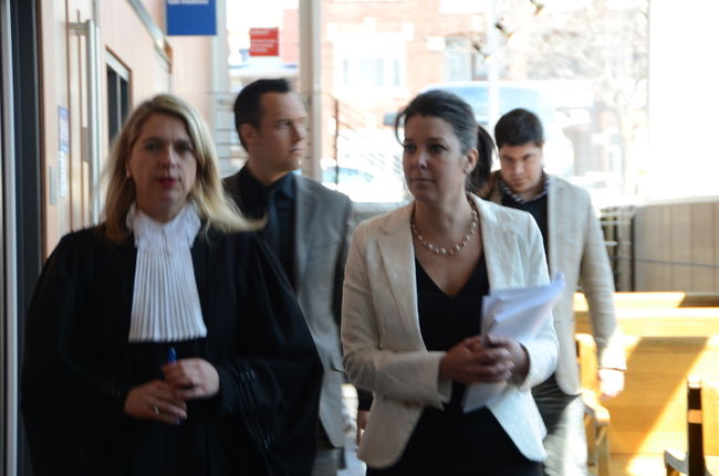 Guylaine Beaudoin (à droite), la présumée victime de Martin Gélinas, est la première à témoigner au procès