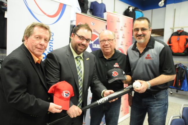 Le président de la LBJEQ, Rodger Brulotte, en compagnie du gouverneur des Aigles Plante Sports, Frédéric Lajoie, du président, Réal Lajoie, et du vice-président, Jocelyn Marcoux. 