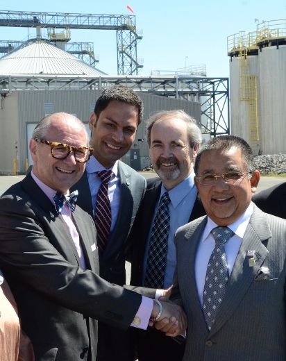 De gauche à droite: le président-directeur général de la Société du parc industriel et portuaire de Bécancour, Maurice Richard, le chef de la direction de FGV, Dr Mohd Emir Abdullah Mavani, le maire de Bécancour, Jean-Guy Dubois, et le président du conseil d’Administration de FGV, YB Tan Sri Haji Mohd Isa Dato’ Haji Abdul Samad. 