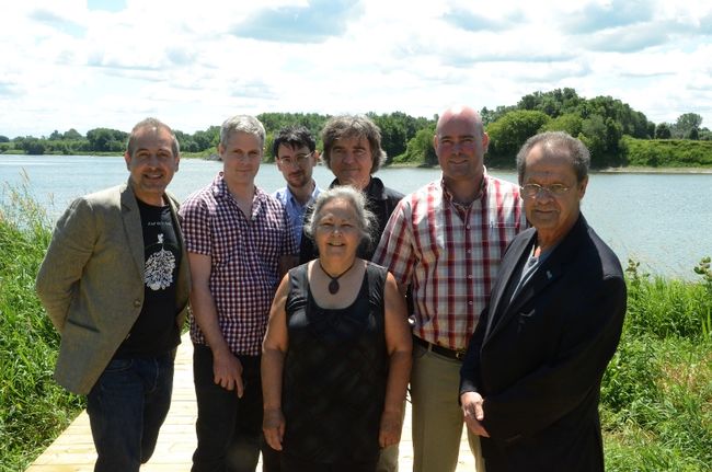 De gauche à droite: Pierre Lussier, vice-président directeur du Jour de la Terre Québec, Peter Gibson, artiste, Laurent Lussier, chercheur en urbanisme, Céline Parr, présidente du comité de gestion de revitalisation à Nicolet, Pierre Thibault, architecte, François Arseneault, copropriétaire du supermarché IGA de Nicolet, et Alain Drouin, maire de Nicolet.
