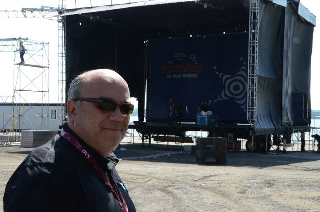 Stéphane Boileau, directeur général du FestiVoix, devant la scène des Voix populaires en cours de démontage.