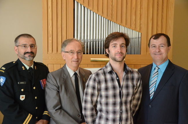 De gauche à droite: le capitaine Luc Darveau, du 62e Régiment d’Artillerie de Campagne de Shawinigan, Michel Villemure, président de Pro-Organo, Virgile Monin, organiste, et Raymond Perrin, directeur artistique de Pro-Organo et organiste.