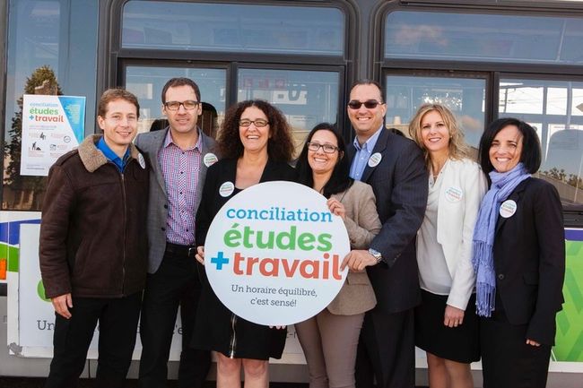 De gauche à droite: Monsieur Frédéric Dion, aventurier, conférencier et porte-parole de la campagne, monsieur Martin Simoneau, responsable des communications et développement des partenariats pour R2, madame Nadia Ghazzali, présidente de la TREM, madame Katya Pelletier, coordonnatrice pour COMPERES, monsieur Jean-Francois Comeau, responsable territorial pour R2, madame Julie Charbonneau, agente de développement pour COMPERES et madame Julie Bastien, consultante en organisation du travail et porte-parole de la campagne. Absente sur la photo madame Catherine Pellerin, représentante de la STTR.