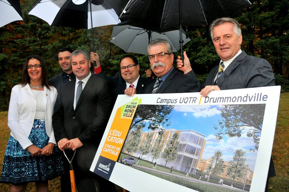 Photo prise lors du coup d'envoi de la construction du campus universitaire de l'UQTR à Drummondville le mardi 7 octobre 2014.