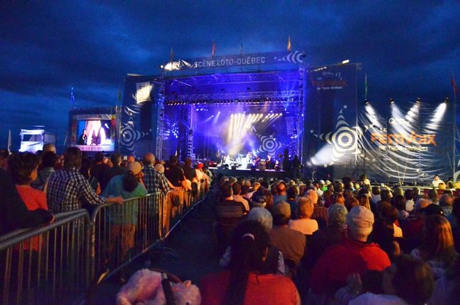 Tous les étés, de nombreux artistes se produisent lors du Festivoix.