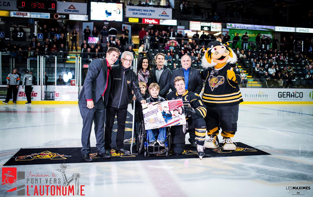 Le capitaine des Tigres, Tristan Pomerleau, agira en tant que Grand frère auprès du jeune Christophe, 14 ans, atteint de dystrophie musculaire. Cérémonie protocolaire au Colisée Desjardins lors du match inaugural à Victoriaville.