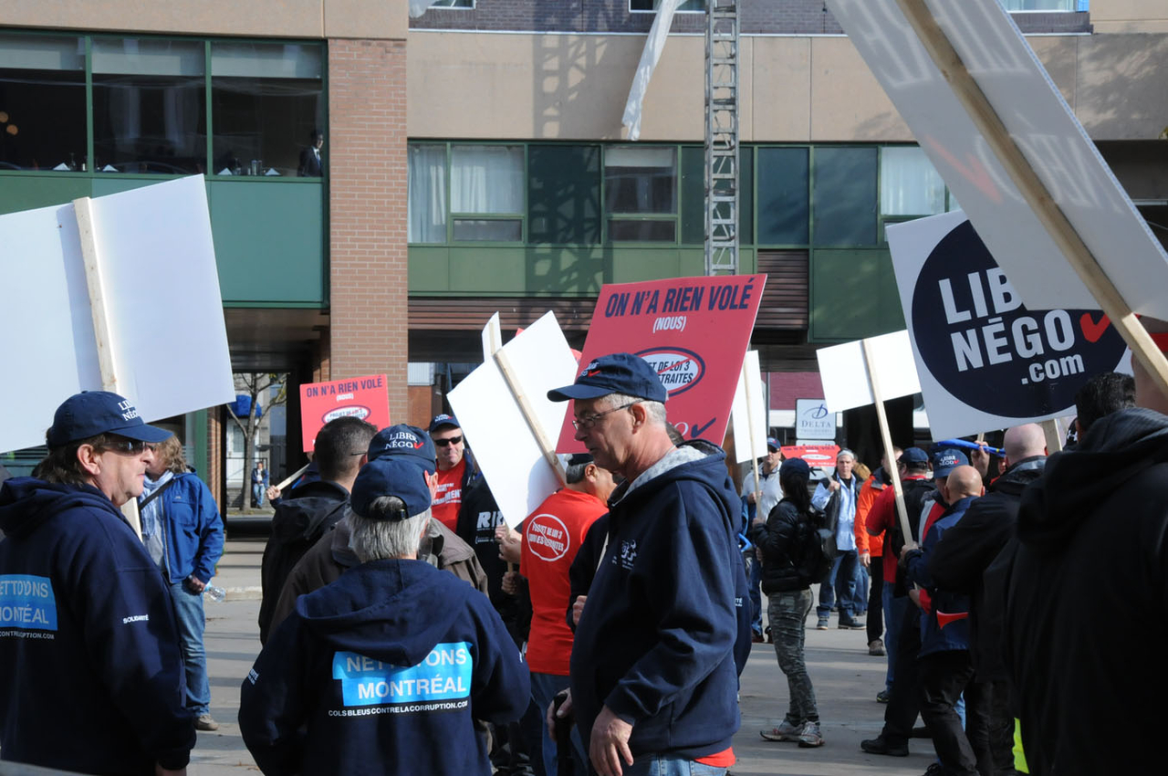 Près de 500 manifestants du SCFP scandaient les slogans habituels devant le Delta de Trois-Rivières dès 9 heures le samedi 18 octobre.