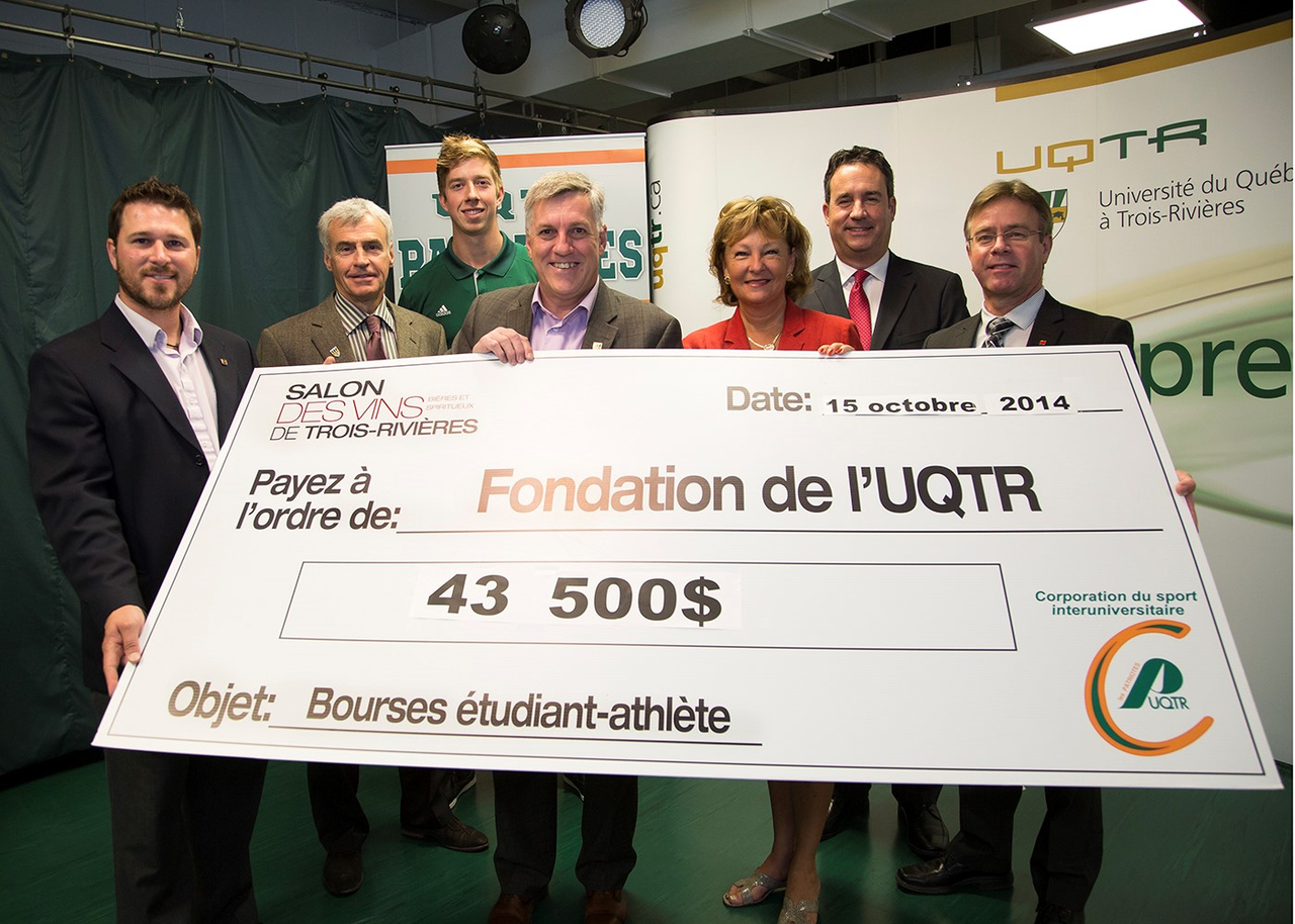 Dany Trahan, directeur SAQ Sélection; André-Francois Lafond, directeur du SAPS; Louis-Thomas Fortin, capitaine équipe de soccer masculin; Daniel Milot, directeur de la Fondation UQTR et président d’honneur du 23e Salon des vins, bières et spiritueux de Trois-Rivières; Johanne Giguère, vice-rectrice à l’administration et aux finances de l’UQTR; Jean Poliquin, Financière Banque Nationale et Pierre Cyrenne, directeur de comptes Banque Nationale.