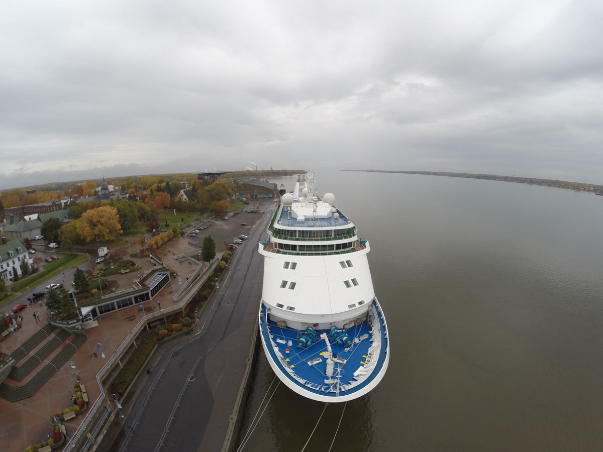 Le Silver Whisper s'amarre au port de Trois-Rivières