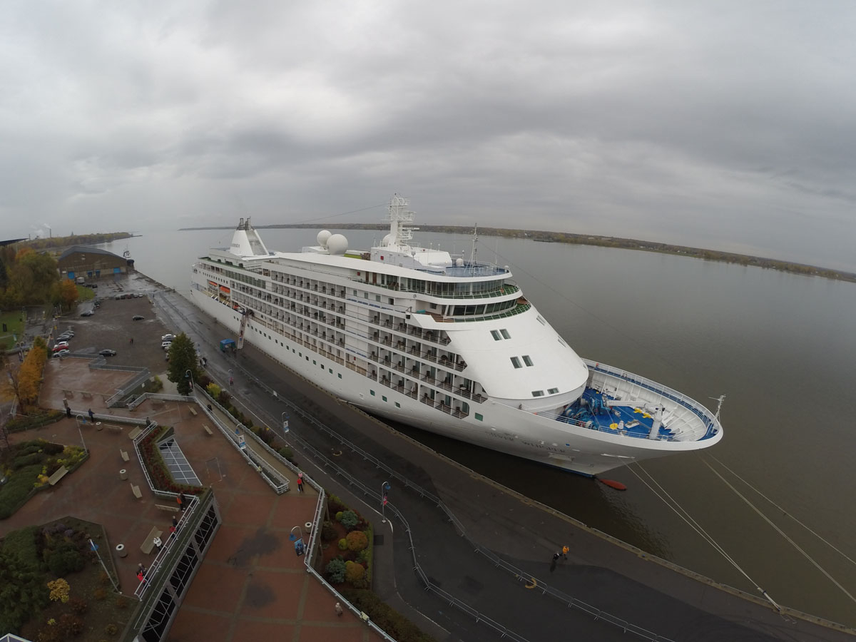 Le Silver Whisper s'amarre au port de Trois-Rivières