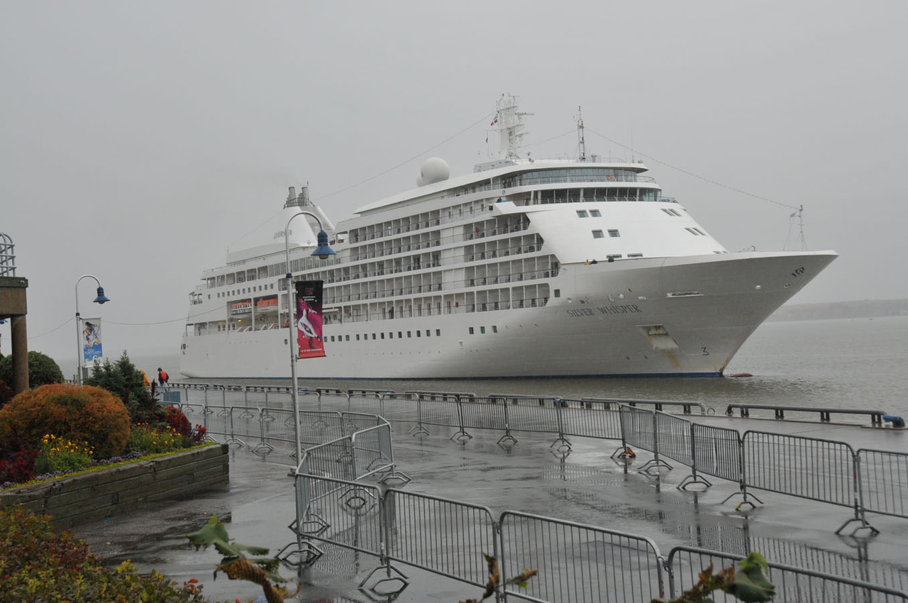 Le Silver Whisper s'amarre au port de Trois-Rivières