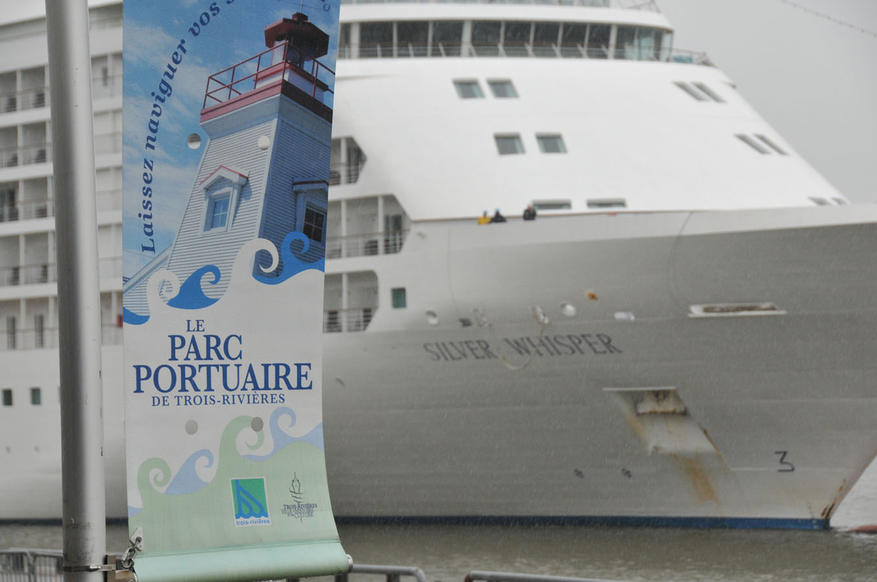 Le Silver Whisper s'amarre au port de Trois-Rivières