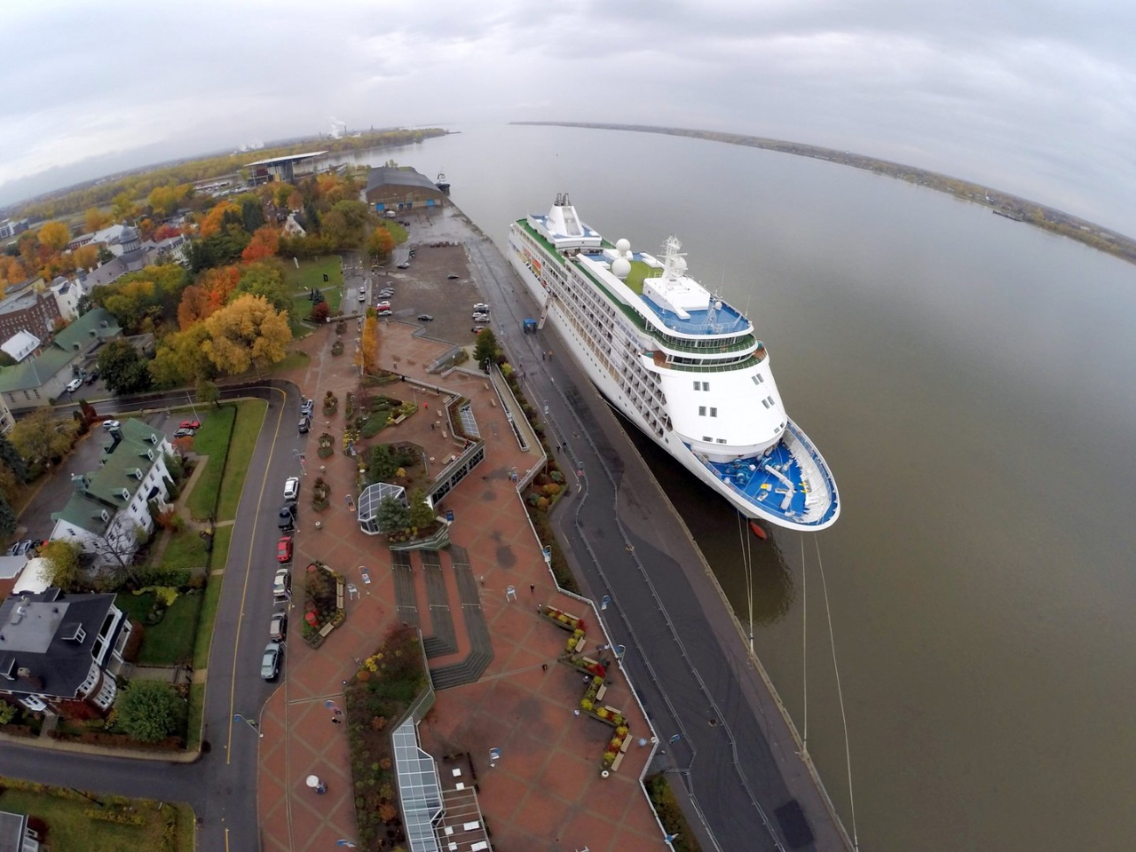 Le Silver Whisper à Trois-Rivières le 15 octobre 2014.