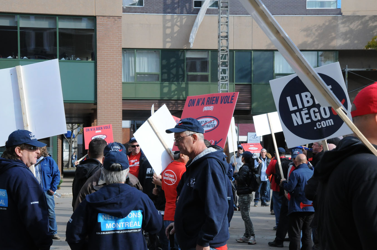 La Coalition syndicale pour la libre négociation avait mobilisé 500 manifestants devant le Centre des congrès Delta de Trois-Rivières, le samedi 18 octobre. De nombreux policiers assuraient la sécurité des lieux afin de prévenir les débordements.