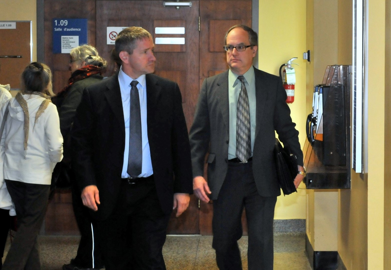 Le pathologiste, André Bourgault, accompagné d'un enquêteur.