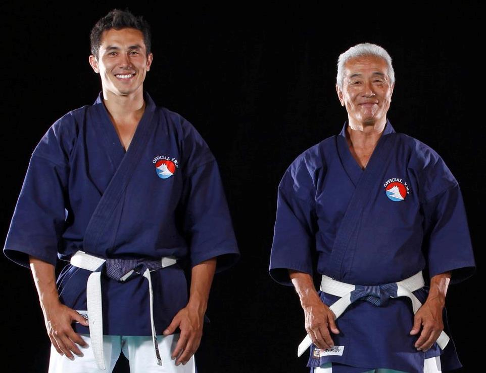 Le Maître Hiroo Mochizuki (à la droite), héritier d’une famille de samouraïs, sommité
mondiale japonaise des arts martiaux, et créateurs du YOSEIKAN BUDO sera
accompagné de son fils aîné, Mitichi Mochizuki. Le maître Hiroo Michizuki est
le fils du célèbre Minoru Mochizuki, qui lui, est considéré comme trésor
national japonais. Minoru Mochizuki a été l’élève direct de Jigoro Kano (le
fondateur du judo) et de Moreheï Ueshiba (le fondateur de l’aïkido).