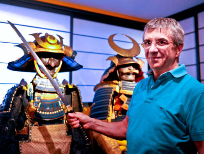 Médecin, auteur, conférencier et chercheur connu dans le monde
scientifique et médical pour ses travaux en oncologie. Richard Béliveau est
aussi un passionné de la culture japonaise et collectionneur d’armures de
samouraïs et de sabres.