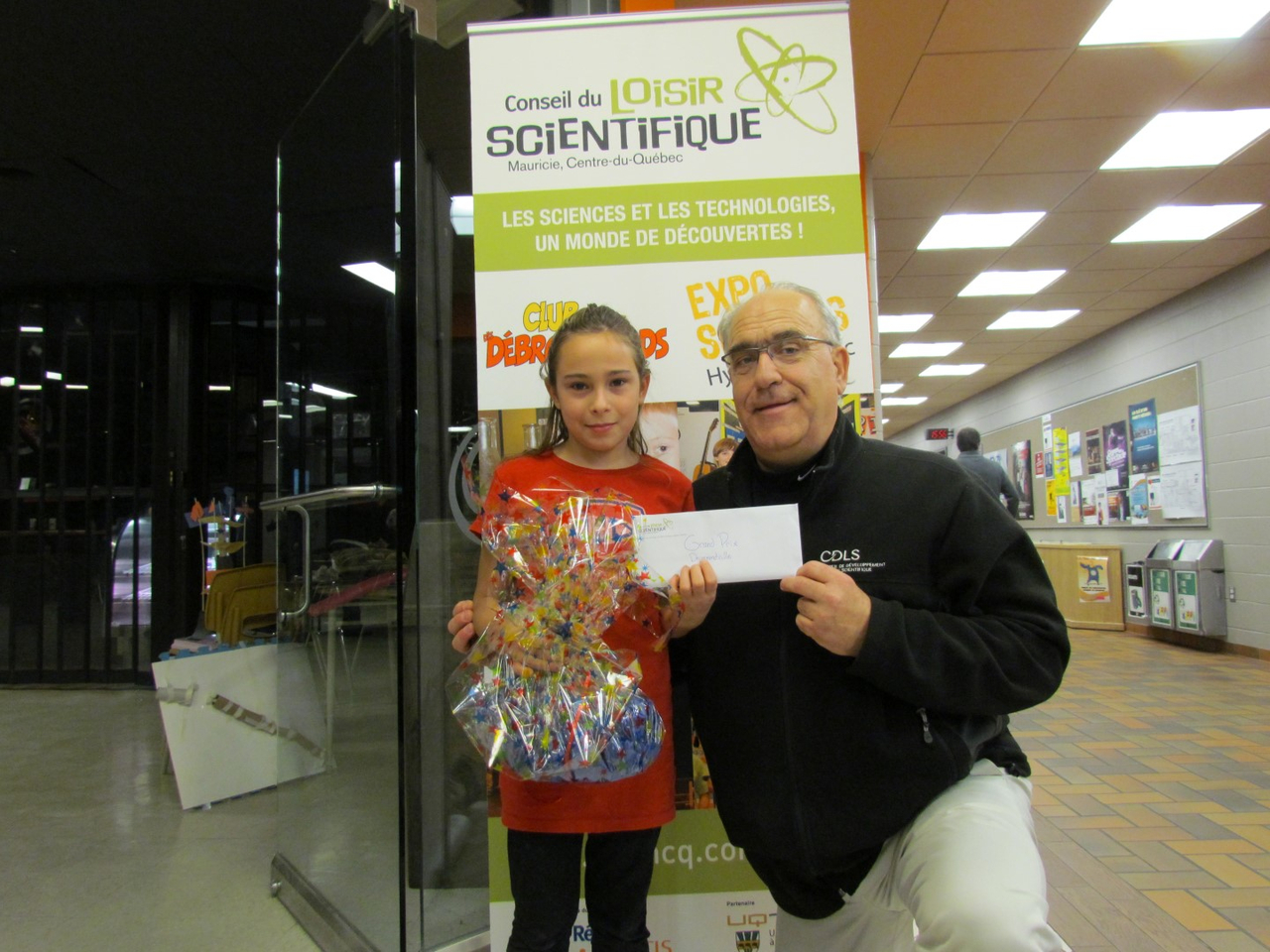 Lors de la Journée nationale des Débrouillards à Drummondville, de nombreux cadeaux ont été tirés grâce aux généreux commanditaires et c’est Mélody Tremblay, 10 ans, qui est reparti avec le Grand Prix des Débrouillards remis par Rolland Grand’Maison, directeur général du Réseau CDLS-CLS.