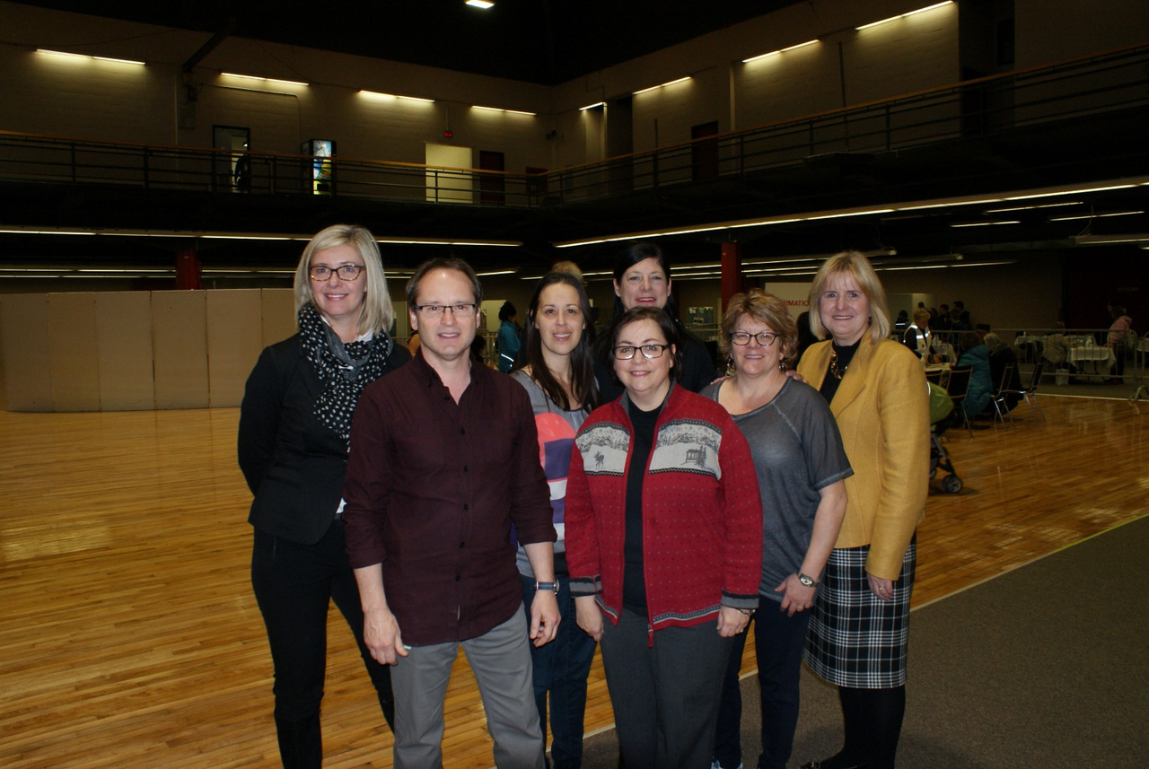 Les membres du comité organisateur du CSSS de Trois-Rivières : René Pelletier, infirmier clinicien et coordonnateur clinique des activités, Isabelle Pépin, assistante au supérieur immédiat et responsable du soutien clinique, Mme Ginette Léveillé, technicienne en administration et responsable des agentes administratives, Diane Bertrand, chef de l’administration du Programme santé publique et superviseur des activités (à l'arrière) ainsi que Julie Doré, chargée de projet et responsable des bénévoles. L'équipe est entourée de Christine Laliberté, directrice du programme jeunesse, famille, santé mentale et santé publique au CSSS de Trois-Rivières (complètement à gauche) et de Lucie Letendre, directrice générale du CSSS de Trois-Rivières (complètement à droite).