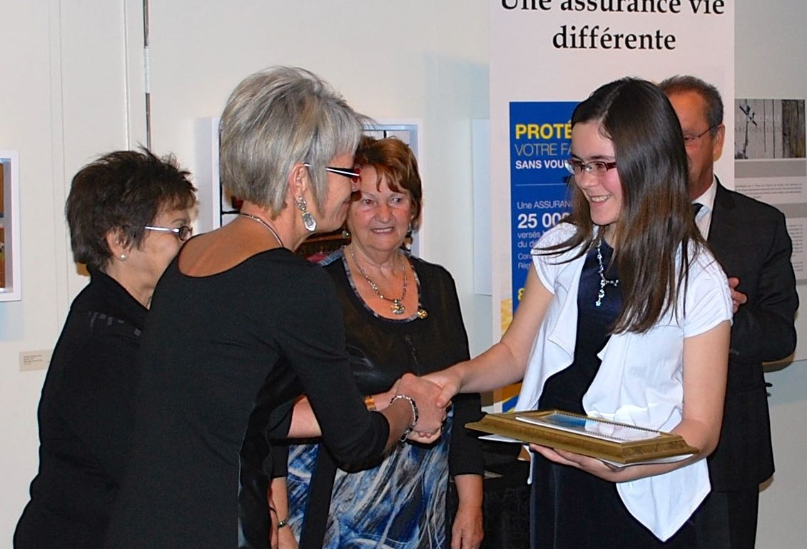 France Grenon serrant la main à Camille Lemieux, Gisèle Lemire, présidente, toutes deux du Centre d’action bénévole de Nicolet.