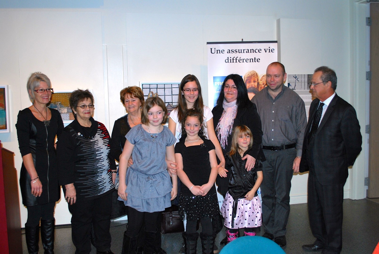 Rangée arrière : Du Centre d’action bénévole de Nicolet, France Grenon, agente de liaison et Gisèle Lemire, présidente, Lise Laplante, présidente de la SSJBCQ Section Nicolet, Camille Lemieux, jeune bénévole honorée, Renée Auger et Sylvain Lemieux, parents de Camille et Alain Drouin, maire de Nicolet.
Gauche à droite, rangée avant : Les trois sœurs de Camille, Marie-Noëlle, Marie-Mai et Arielle.