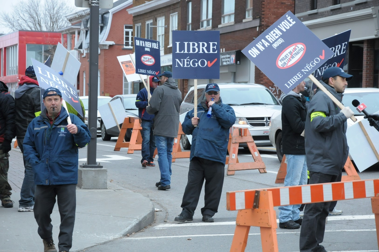 Manifestation devant les bureaux du ministre régional et député de Trois-Rivières, Jean-Denis-Girard.