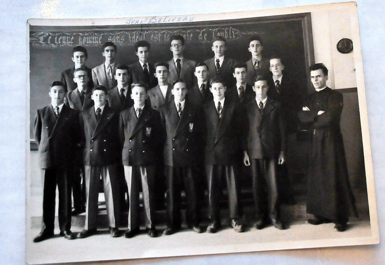 Photo de classe. Jean Béliveau est le 3e à partir de la gauche, dans la dernière rangée.