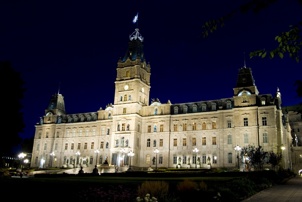 L’hôtel du Parlement est situé dans la ville de Québec, sur la colline Parlementaire.
