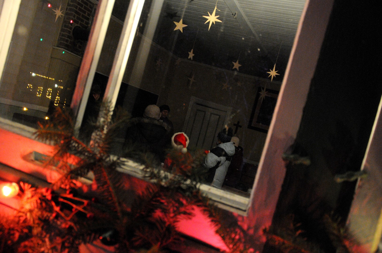 Village illuminé: un moment de bonheur pur