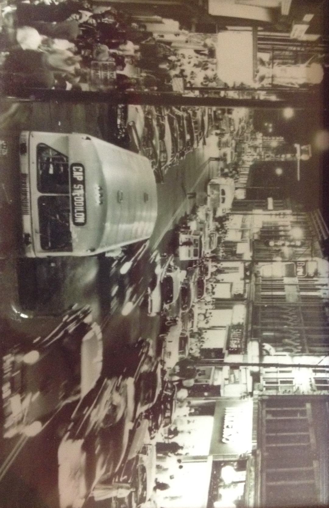 Cette photo illustre le centre-ville au milieu des années 60, alors que la circulation était à 2 voies. L'activité était à son comble à cette époque!