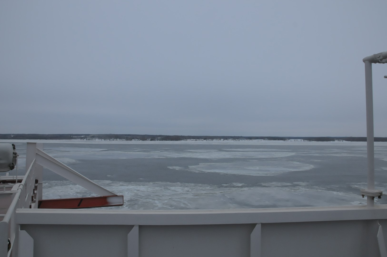 Du poste de pilotage, une vue exceptionnelle (vers l'arrière du bateau) sur le fleuve St-Laurent.