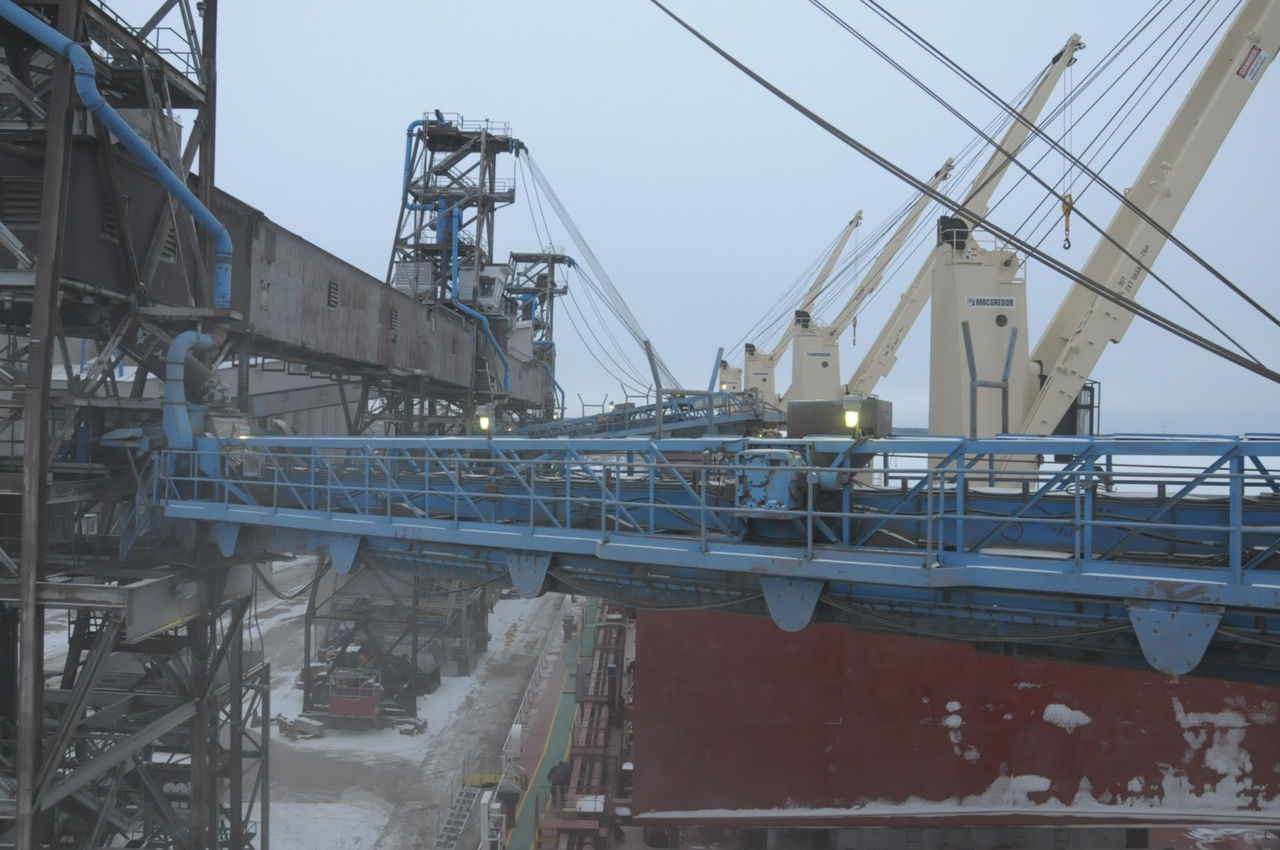 Du poste de pilotage, une vue vers l'avant où l'on entrepose le grain pour son voyage avers le Ghéna.