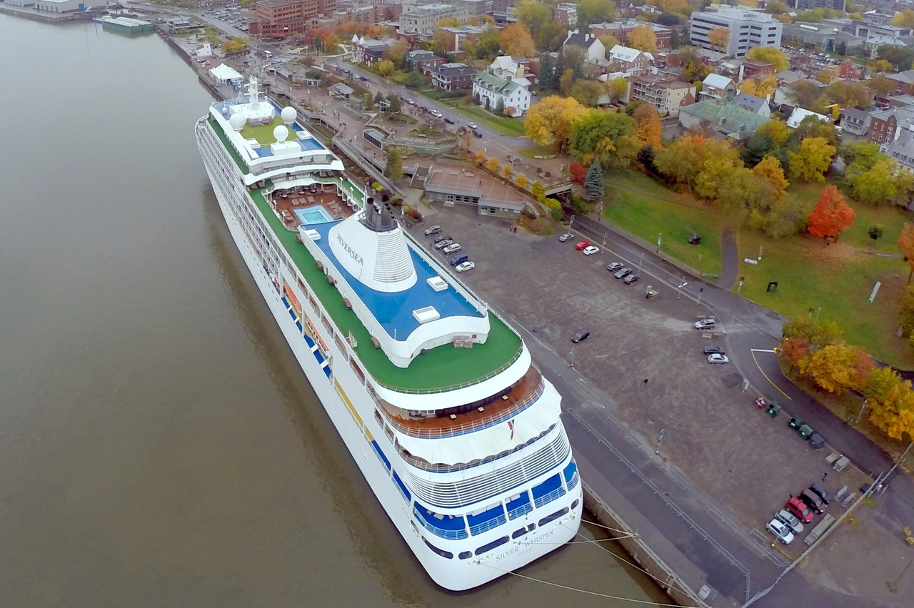 Le Silver Whisper. Une quinzaine de bateaux de croisières devraient visiter Trois-Rivières en 2015.