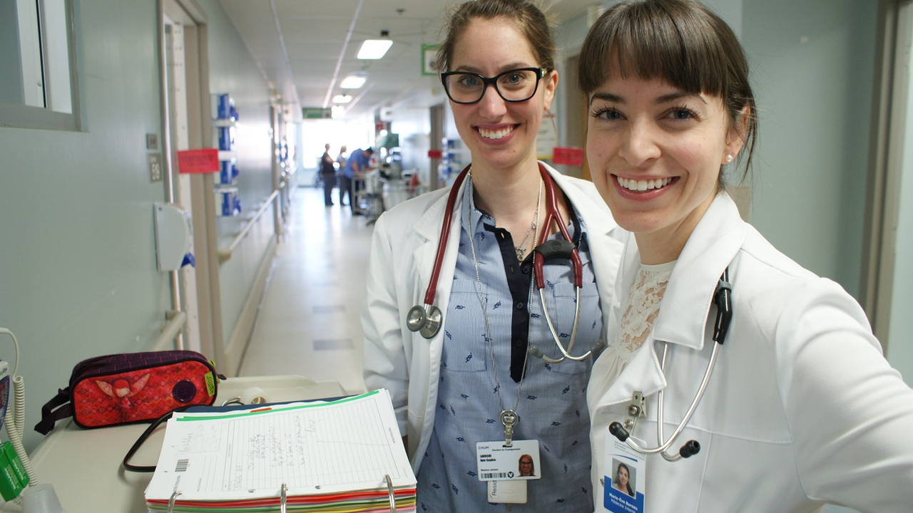 Dre Marie-Eve Bureau, interniste au CSSS de Trois-Rivières, en compagnie de la Dre Anne-Sophie Laroche, résidente en stage à l’unité de médecine interne du Centre hospitalier affilié universitaire régional. 