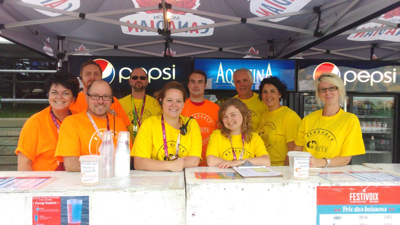 Les serveurs d'un soir du Festivoix remettent près de 2 500 $ à la Fondation régionale pour la santé de Trois-Rivières