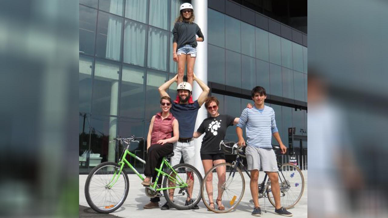 Les artistes du spectacle le Monde est fou bénéficient de 20 vélos grâce à une collaboration entre l'Amphithéâtre Cogeco et les Vélos de quartier