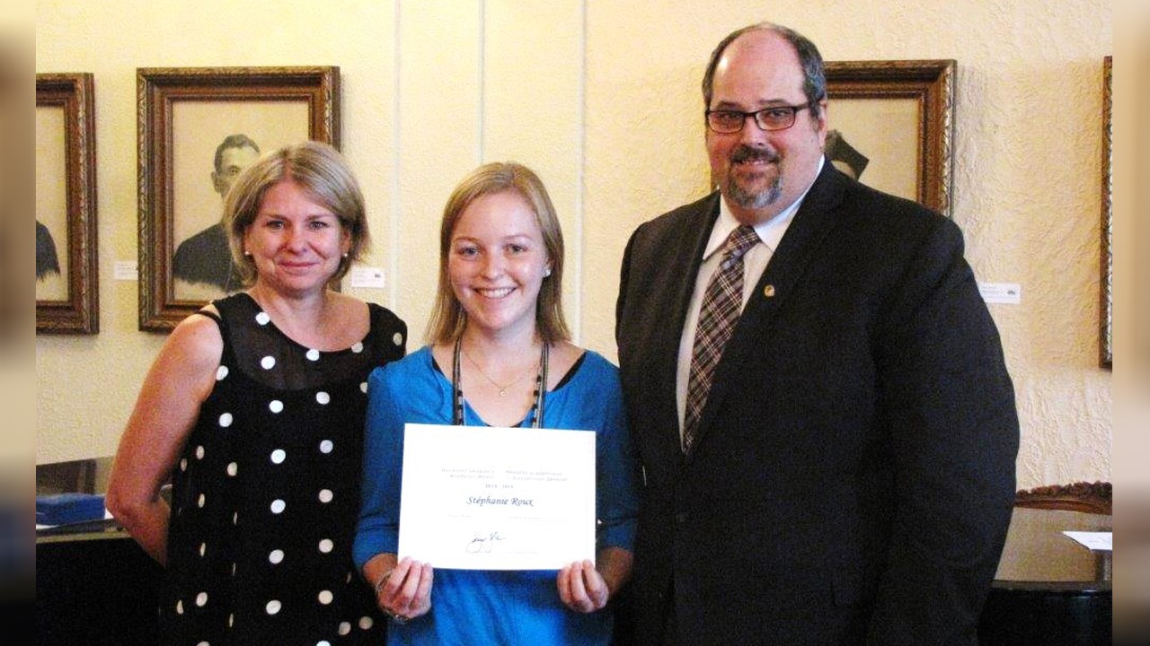 La récipiendaire de la Médaille académique du Gouverneur général du Canada Stéphanie Roux, diplômée 2015, en compagnie de Martine Roy, directrice des services pédagogiques, et Pierre Normand, directeur général du Séminaire Saint-Joseph.