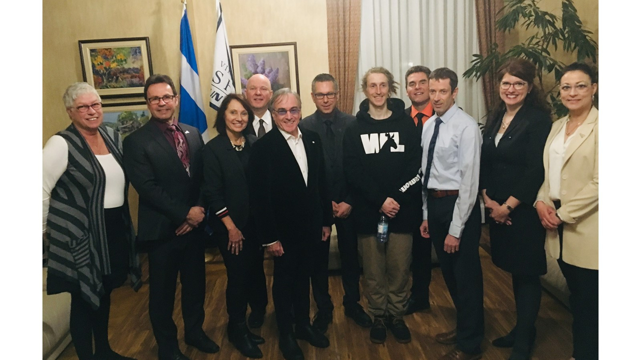 De gauche à droite : Lucie De Bons (conseillère – district du Rocher); Michel Angers (maire de Shawinigan); Josette Allard-Gignac (conseillère – district Almaville); Claude Grenier (conseiller – district des Montagnes); Daniel Lamarre, président et directeur général du Cirque du Soleil; Guy Arseneault (conseiller – district Val-Mauricie); Philippe Casabon, spécialiste de real ski; Martin Asselin (conseiller – district des Boisés); Patrice Doucet, coureur du Club Milpat Mauricie; Nancy Déziel (conseillère – district de la Rivière; et Jacinthe Campagna (conseillère du district de la Cité). 
