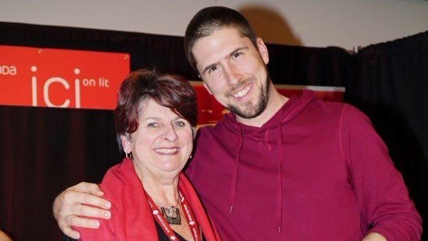 En 2016, lors du 28e SLTR, David Goudreault décrochait le Prix des nouvelles voix de la littérature pour "La bête à sa mère" (Stanké). Il a parcouru un vrai chemin depuis, le président d'honneur du Salon du Livre 2020. Sur la photo, il est avec Stella Montreuil, présidente du CA du Salon du livre de Trois-Rivières.