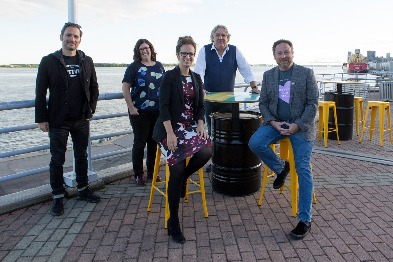 Gena Déziel, directrice générale de Trois-Rivières Centre, et les différents collaborateurs du projet Saint-Lau Terrasse Collective.