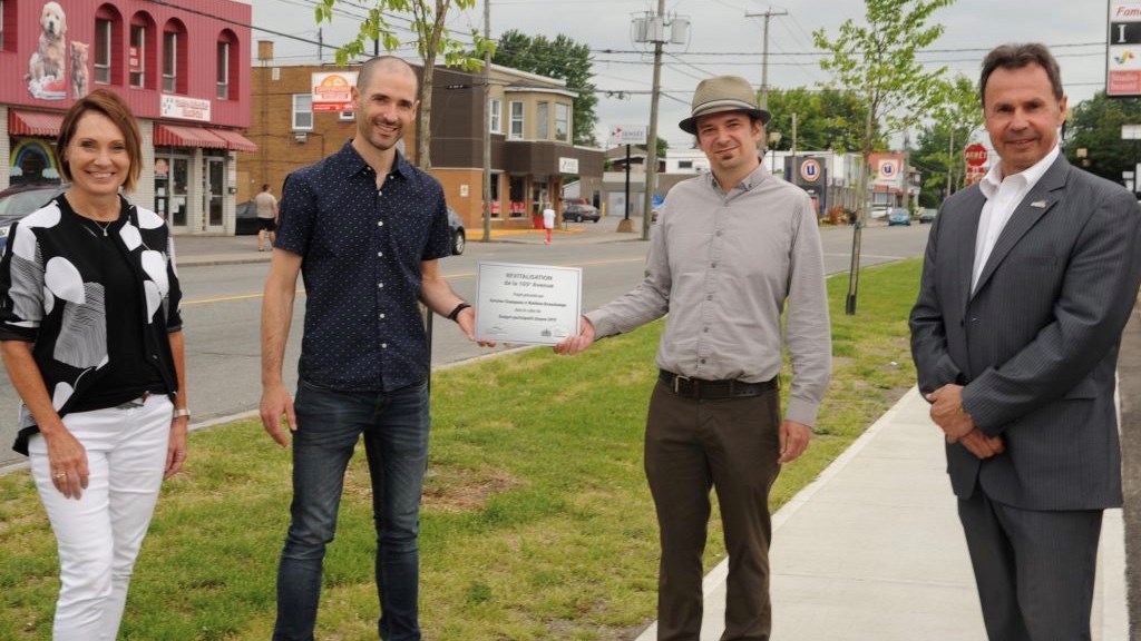105e Avenue : Josette Allard-Gignac, conseillère municipale du district Almaville, Antoine Champoux et Mathieu Beauchamps, promoteurs du projet, et le maire Michel Angers