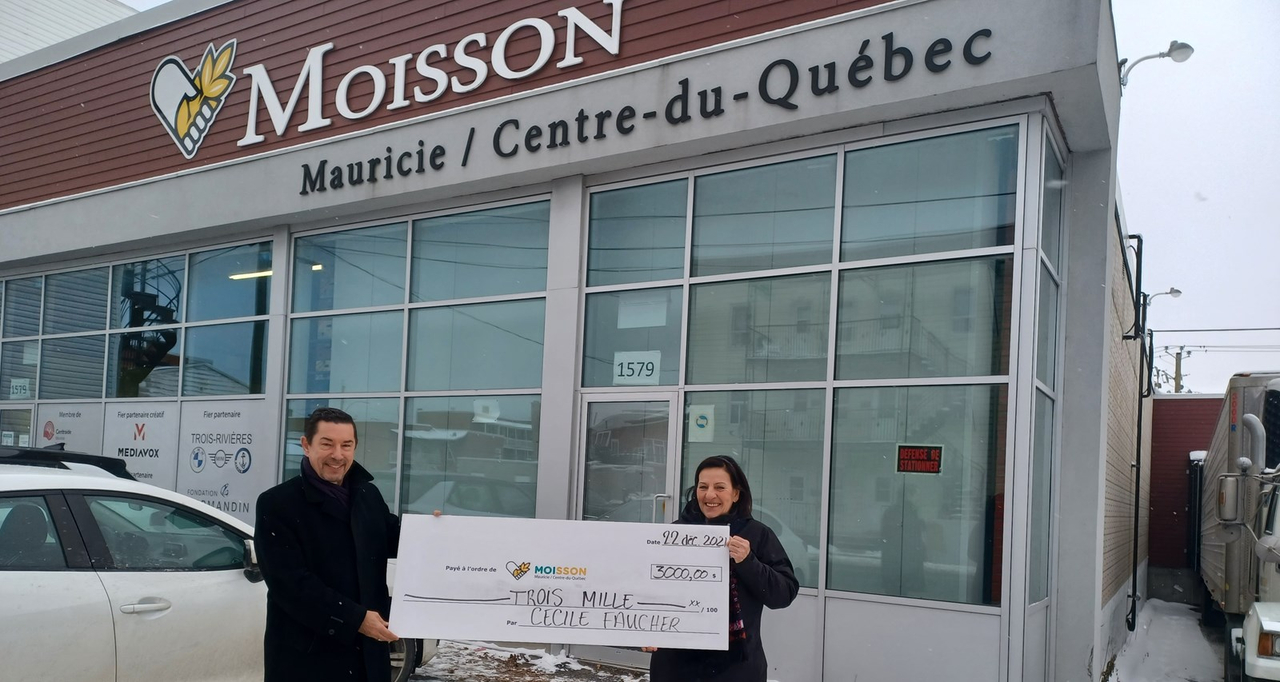 René Houde et sa femme, Cécile Faucher, lors de la remise du montant.