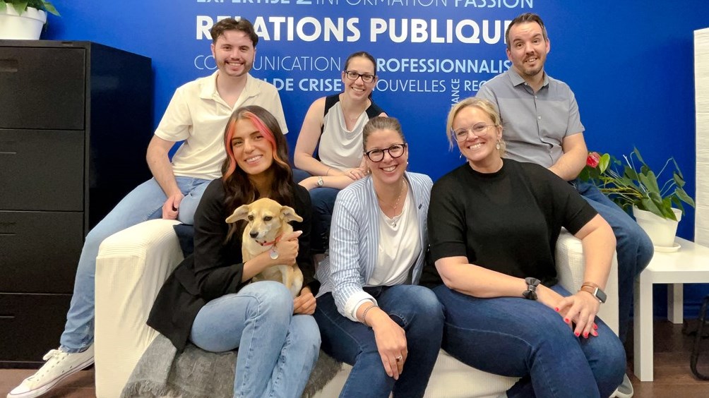 Samuel Cyr, conseiller en communication, Angéline Sabourin, conseillère en communication (accompagnée de Madame Molly), Joanie Mailhot, conseillère en communication, Guylaine Beaudoin, présidente, et Steve Renaud, directeur, conseil et stratégie chez Beaudoin relations publiques. 