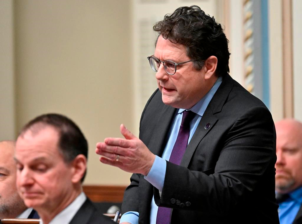 Bernard Drainville expulse les pratiques religieuses dans les écoles publiques