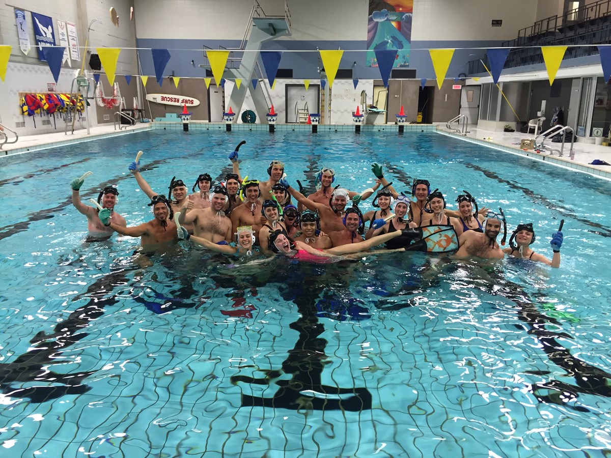 Les deux groupes Rimouski-Saint-Barthélemy réunis dans la piscine Pierre-Harvey pour un petit match de hockey sous-marin amical.