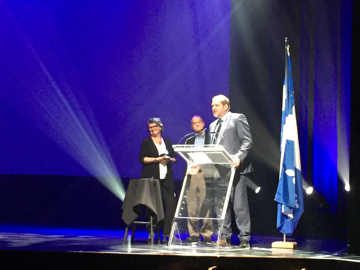 Le député Harold Lebel a remis des médailles de l'Assemblée nationale à Ginette Lepage et Louis Landry.